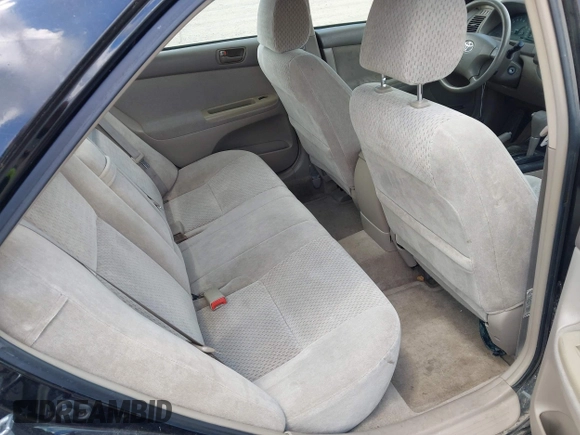 2003 Toyota Camry LE z VIN 4T1BF32KX3U055698, wystawiony jako IAAI lot #42243299 z przebiegiem 167 429 mil mil oraz . Historia ofert i sprzedaży dostępna na DreamBid. Obrazek 8.
