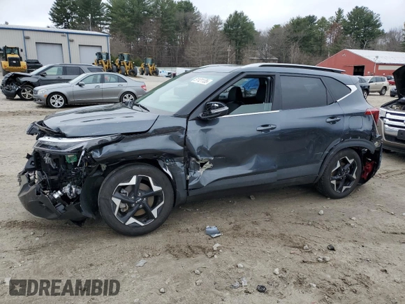 2024 Kia Seltos EX z VIN KNDERCAA2R7639280, wystawiony jako Copart lot #51121135 z przebiegiem 9 854 mil mil oraz Szkoda całkowita • Salvage title. Historia ofert i sprzedaży dostępna na DreamBid. Obrazek 1.