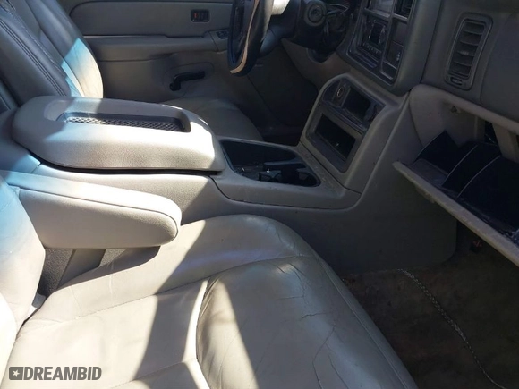 2005 GMC Yukon SLT with VIN 1GKEC13TX5J104235, listed as a IAAI auction lot 41574343 with 291,358 mi miles. Bid and sale history available at carsss.com. Image 5.