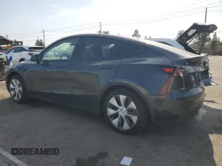 2024 Tesla Model Y Long Range z VIN 7SAYGAEE0RF021084, wystawiony jako Copart lot #51973285 z przebiegiem 25 990 mil mil oraz Szkoda całkowita • Salvage title. Historia ofert i sprzedaży dostępna na DreamBid. Obrazek 2.