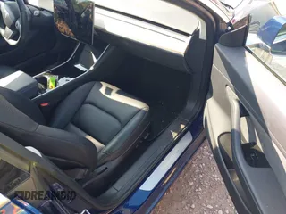 2018 Tesla Model 3 Long Range Battery z VIN 5YJ3E1EB0JF064945, wystawiony jako IAAI lot #42198286 z przebiegiem 35 112 mil mil oraz . Historia ofert i sprzedaży dostępna na DreamBid. Obrazek 5.