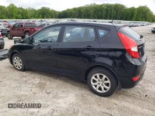 2013 Hyundai Accent GS z VIN KMHCT5AE3DU138539, wystawiony jako Copart lot #57944965 z przebiegiem Nie podano mil oraz Czysty tytuł • Clean title. Historia ofert i sprzedaży dostępna na DreamBid. Obrazek 2.