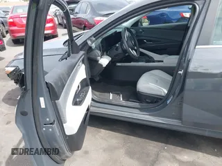 2024 Hyundai Elantra Limited z VIN KMHLN4DJ6RU097585, wystawiony jako IAAI lot #42239279 z przebiegiem 4 355 mil mil oraz . Historia ofert i sprzedaży dostępna na DreamBid. Obrazek 5.