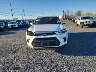 2024 Toyota Grand Highlander XLE with VIN 5TDAAAB52RS009597, listed as a Copart auction lot 53631745 with 12,247 mi miles and Salvage Title. Bid and sale history available at carsss.com. Image 5.