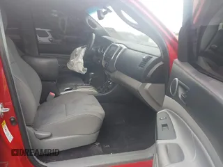 2013 Toyota Tacoma PreRunner z VIN 5TFJU4GN2DX037582, wystawiony jako IAAI lot #42285294 z przebiegiem 162 147 mil mil oraz . Historia ofert i sprzedaży dostępna na DreamBid. Obrazek 5.