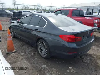 2019 BMW 5 Series 530i z VIN WBAJA5C52KBX87768, wystawiony jako IAAI lot #42029678 z przebiegiem 102 448 mil mil oraz . Historia ofert i sprzedaży dostępna na DreamBid. Obrazek 3.