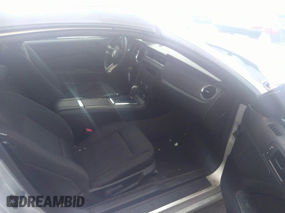 2013 Ford Mustang V6 с VIN 1ZVBP8EM8D5217087, выставлен на аукционе IAAI как лот 35534794 с пробегом Не указан миль и . История ставок и продаж доступна на DreamBid. Изображение 5.