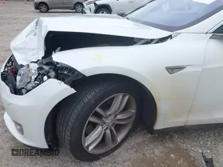 2013 Tesla Model S Performance z VIN 5YJSA1DP1DFP16609, wystawiony jako IAAI lot #42458995 z przebiegiem 110 722 mil mil oraz . Historia ofert i sprzedaży dostępna na DreamBid. Obrazek 19.