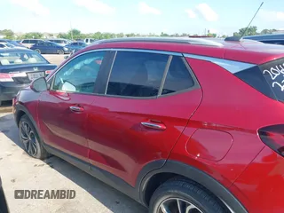 2020 Buick Encore GX Select z VIN KL4MMDSL1LB122826, wystawiony jako IAAI lot #42193925 z przebiegiem 65 805 mil mil oraz . Historia ofert i sprzedaży dostępna na DreamBid. Obrazek 14.