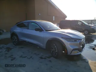 2022 Ford Mustang Mach-E Premium z VIN 3FMTK3SU7NMA29956, wystawiony jako Copart lot #71764142 z przebiegiem 1 863 mil mil oraz . Historia ofert i sprzedaży dostępna na DreamBid. Obrazek 4.