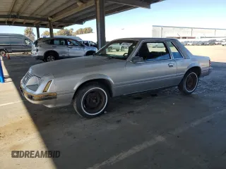 1983 Ford Mustang z VIN 1FABP26A1DF176922, wystawiony jako Copart lot #46378435 z przebiegiem 63 106 mil mil oraz Czysty tytuł • Clean title. Historia ofert i sprzedaży dostępna na DreamBid. Obrazek 1.