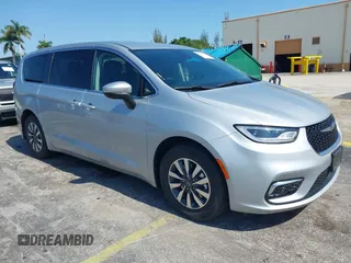 2023 Chrysler Pacifica Hybrid Touring L z VIN 2C4RC1L73PR599182, wystawiony jako IAAI lot #42276183 z przebiegiem 64 165 mil mil oraz . Historia ofert i sprzedaży dostępna na DreamBid. Obrazek 1.