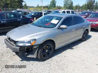 2014 Volkswagen Passat SE с VIN 1VWBN7A35EC028438, выставлен на аукционе IAAI как лот 42172605 с пробегом 108 955 миль миль и . История ставок и продаж доступна на DreamBid. Изображение 2.
