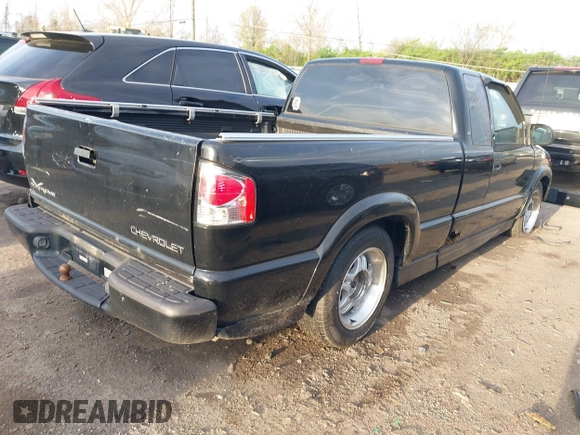 2002 Chevrolet S-10 LS with VIN 1GCCS19W028104982, listed as a IAAI auction lot 42017925 with 114,564 mi miles. Bid and sale history available at carsss.com. Image 4.