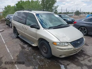 1999 Chrysler Town & Country LXi with VIN 1C4GP54L0XB512495, listed as a IAAI auction lot 39677461 with 284,495 mi miles. Bid and sale history available at carsss.com. Image 1.