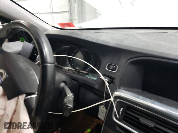 2015 Volvo S60 T5 Premier z VIN YV1612TK1F2332441, wystawiony jako Copart lot #89086705 z przebiegiem Nie podano mil oraz Szkoda całkowita • Salvage title. Historia ofert i sprzedaży dostępna na DreamBid. Obrazek 9.