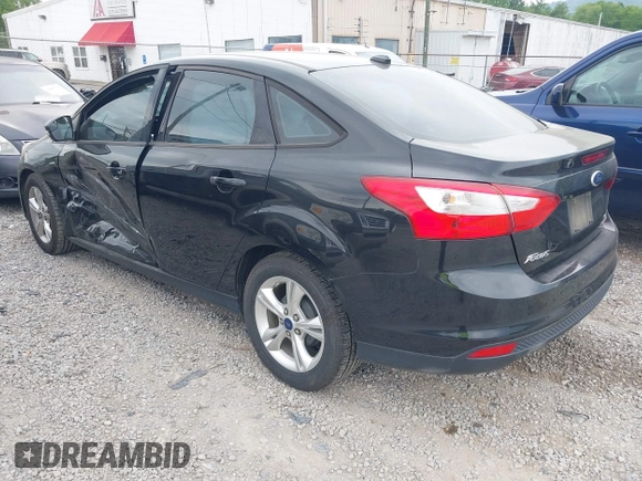 2013 Ford Focus SE z VIN 1FADP3F28DL349005, wystawiony jako IAAI lot #42055478 z przebiegiem 137 599 mil mil oraz . Historia ofert i sprzedaży dostępna na DreamBid. Obrazek 3.