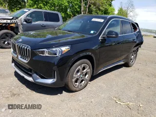 2025 BMW X1 xDrive28i z VIN WBX73EF00S5040226, wystawiony jako Copart lot #55575725 z przebiegiem 397 mil mil oraz Szkody całkowita. Historia ofert i sprzedaży dostępna na DreamBid. Obrazek 1.