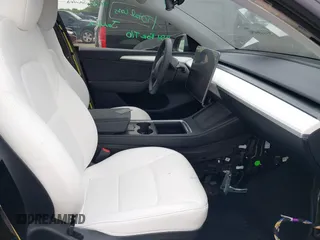 2024 Tesla Model Y Performance z VIN 7SAYGDEF7RA267752, wystawiony jako IAAI lot #42126456 z przebiegiem 21 216 mil mil oraz . Historia ofert i sprzedaży dostępna na DreamBid. Obrazek 5.