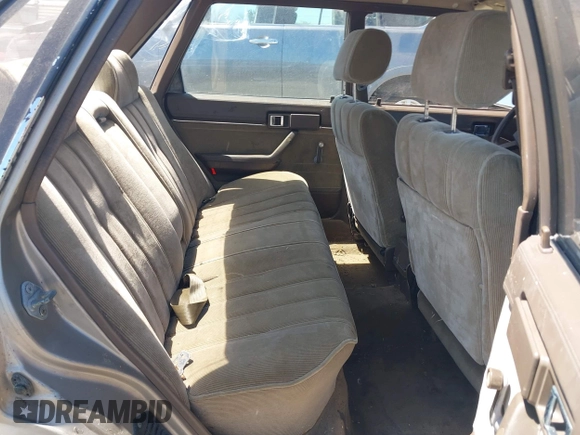 1986 Toyota Camry z VIN JT2SV16E1G0439200, wystawiony jako IAAI lot #42395141 z przebiegiem 159 698 mil mil oraz . Historia ofert i sprzedaży dostępna na DreamBid. Obrazek 8.
