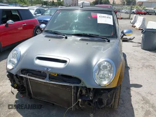 2005 MINI Convertible S z VIN WMWRH33585TF85313, wystawiony jako IAAI lot #42401456 z przebiegiem 126 586 mil mil oraz . Historia ofert i sprzedaży dostępna na DreamBid. Obrazek 6.