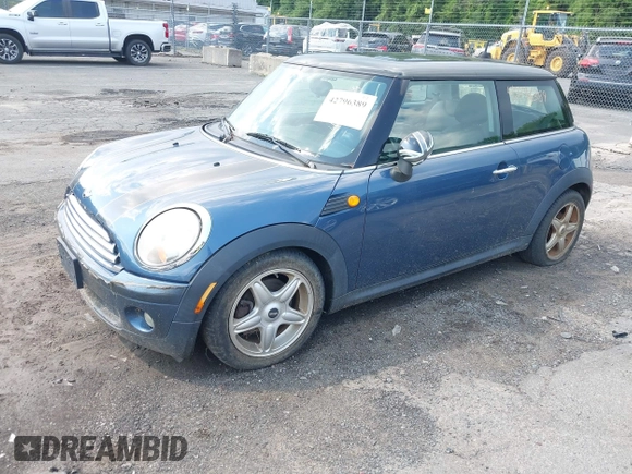 2010 MINI Hardtop z VIN WMWMF3C50ATU77369, wystawiony jako IAAI lot #42796389 z przebiegiem 173 322 mil mil oraz . Historia ofert i sprzedaży dostępna na DreamBid. Obrazek 2.