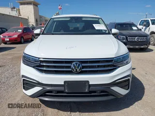 2024 Volkswagen Tiguan SE с VIN 3VV2B7AX9RM123637, выставлен на аукционе IAAI как лот 42446754 с пробегом 20 573 миль миль и . История ставок и продаж доступна на DreamBid. Изображение 6.