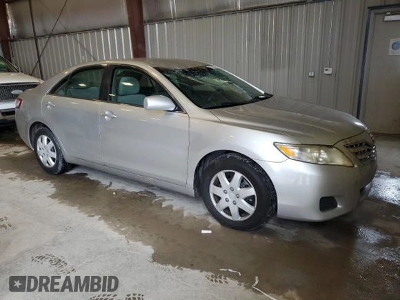 2010 Toyota Camry z VIN 4T1BF3EK9AU009577, wystawiony jako Copart lot #57699745 z przebiegiem 201 492 mil mil oraz Czysty tytuł • Clean title. Historia ofert i sprzedaży dostępna na DreamBid. Obrazek 4.