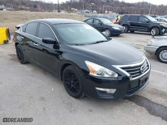 2015 Nissan Altima 2.5 with VIN 1N4AL3AP7FN324010, listed as a IAAI auction lot 41543122 with 137,178 mi miles. Bid and sale history available at carsss.com. Image 1.