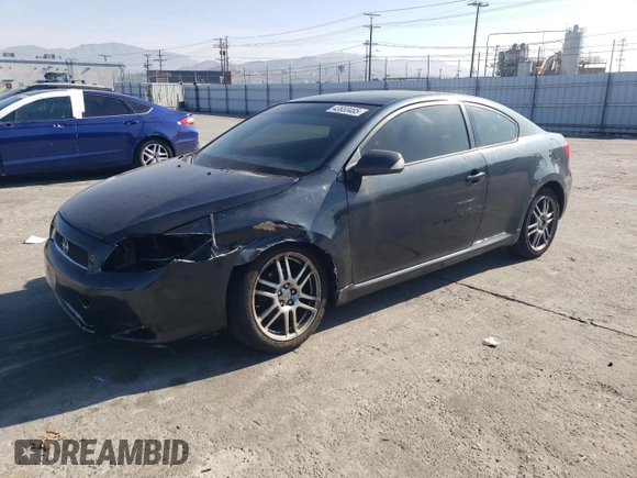 2006 Scion tC z VIN JTKDE177760134694, wystawiony jako Copart lot #43653465 z przebiegiem 245 961 mil mil oraz Szkoda całkowita • Salvage title. Historia ofert i sprzedaży dostępna na DreamBid. Obrazek 1.