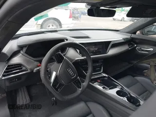 2024 Audi e-tron GT Prestige z VIN WAUEJBFW6R7002606, wystawiony jako IAAI lot #41797047 z przebiegiem 6 184 mil mil oraz . Historia ofert i sprzedaży dostępna na DreamBid. Obrazek 24.