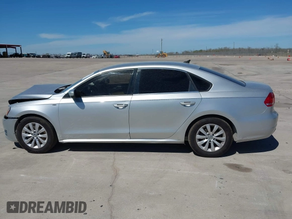 2014 Volkswagen Passat S z VIN 1VWAT7A32EC120334, wystawiony jako IAAI lot #41797929 z przebiegiem 162 246 mil mil oraz . Historia ofert i sprzedaży dostępna na DreamBid. Obrazek 14.