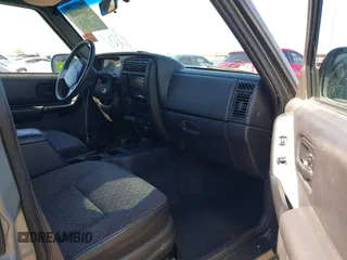 2000 Jeep Cherokee Classic with VIN 1J4FF58S5YL260331, listed as a IAAI auction lot 41584008 with 224,100 mi miles. Bid and sale history available at carsss.com. Image 5.