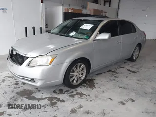 2007 Toyota Avalon XL z VIN 4T1BK36B87U210065, wystawiony jako IAAI lot #42301713 z przebiegiem 263 231 mil mil oraz . Historia ofert i sprzedaży dostępna na DreamBid. Obrazek 2.