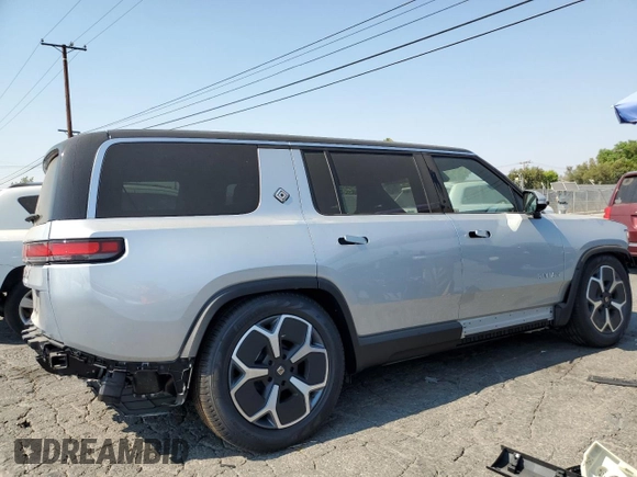2024 Rivian R1S Adventure z VIN 7PDSGBBA7RN044642, wystawiony jako Copart lot #62567904 z przebiegiem 1888 mil mil oraz Szkody całkowita. Historia ofert i sprzedaży dostępna na DreamBid. Obrazek 3.