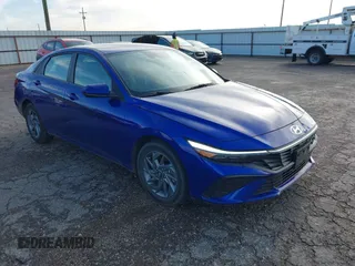 2024 Hyundai Elantra SEL z VIN KMHLM4DG5RU823587, wystawiony jako IAAI lot #42475697 z przebiegiem 27 753 mil mil oraz . Historia ofert i sprzedaży dostępna na DreamBid. Obrazek 1.