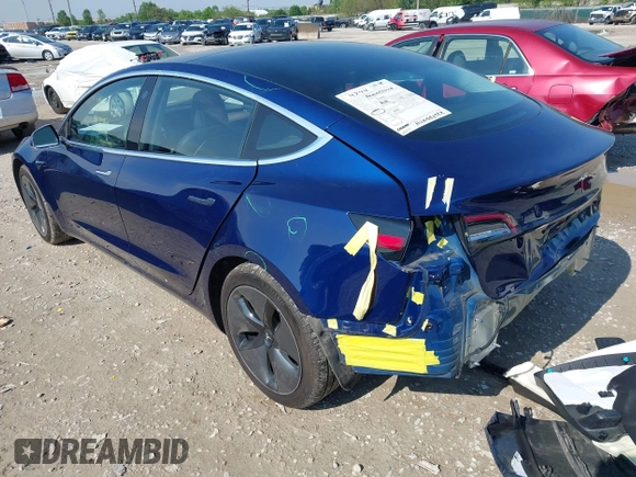 2018 Tesla Model 3 Long Range Battery z VIN 5YJ3E1EB0JF064945, wystawiony jako IAAI lot #42198286 z przebiegiem 35 112 mil mil oraz . Historia ofert i sprzedaży dostępna na DreamBid. Obrazek 3.
