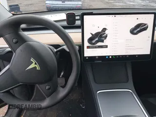2024 Tesla Model Y Long Range z VIN 7SAYGDEE1RA323921, wystawiony jako IAAI lot #42027195 z przebiegiem 13 774 mil mil oraz . Historia ofert i sprzedaży dostępna na DreamBid. Obrazek 18.