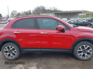 2018 FIAT 500X Trekking z VIN ZFBCFYCB6JP690033, wystawiony jako IAAI lot #41966797 z przebiegiem 129 236 mil mil oraz . Historia ofert i sprzedaży dostępna na DreamBid. Obrazek 13.