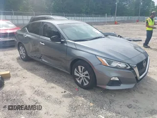 2020 Nissan Altima S z VIN 1N4BL4BV7LC217523, wystawiony jako IAAI lot #42166031 z przebiegiem 105 349 mil mil oraz . Historia ofert i sprzedaży dostępna na DreamBid. Obrazek 1.