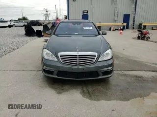 2012 Mercedes-Benz S 63 AMG z VIN WDDNG7EB1CA435991, wystawiony jako Copart lot #57146435 z przebiegiem 117 647 mil mil oraz Szkoda całkowita • Salvage title. Historia ofert i sprzedaży dostępna na DreamBid. Obrazek 13.