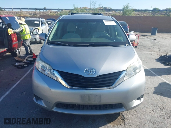 2011 Toyota Sienna LE AAS z VIN 5TDKK3DC8BS163200, wystawiony jako IAAI lot #42523991 z przebiegiem 260 470 mil mil oraz . Historia ofert i sprzedaży dostępna na DreamBid. Obrazek 12.