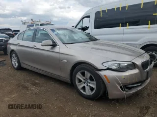 2013 BMW 5 Series 528i xDrive z VIN WBAXH5C51DD110966, wystawiony jako Copart lot #53949115 z przebiegiem 128 708 mil mil oraz Szkody całkowita. Historia ofert i sprzedaży dostępna na DreamBid. Obrazek 4.
