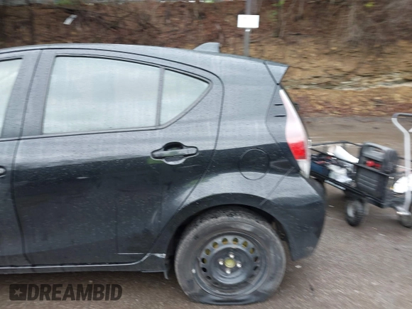 2015 Toyota Prius One z VIN JTDKDTB30F1101631, wystawiony jako IAAI lot #42331068 z przebiegiem 156 631 mil mil oraz . Historia ofert i sprzedaży dostępna na DreamBid. Obrazek 19.