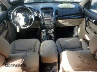 2015 Kia Sorento EX z VIN 5XYKU4A74FG638111, wystawiony jako Copart lot #59790905 z przebiegiem 81 056 mil mil oraz Szkoda całkowita • Salvage title. Historia ofert i sprzedaży dostępna na DreamBid. Obrazek 8.