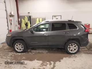 2016 Jeep Cherokee Latitude z VIN 1C4PJMCS2GW133592, wystawiony jako IAAI lot #41523996 z przebiegiem 193 154 mil mil oraz . Historia ofert i sprzedaży dostępna na DreamBid. Obrazek 14.
