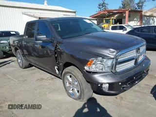 2018 Ram 1500 Lone Star Silver z VIN 1C6RR6LT8JS127307, wystawiony jako IAAI lot #41343351 z przebiegiem 135 054 mil mil oraz . Historia ofert i sprzedaży dostępna na DreamBid. Obrazek 1.