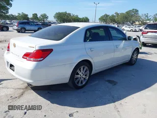 2007 Toyota Avalon XL z VIN 4T1BK36B77U223227, wystawiony jako IAAI lot #42130436 z przebiegiem 130 211 mil mil oraz . Historia ofert i sprzedaży dostępna na DreamBid. Obrazek 4.