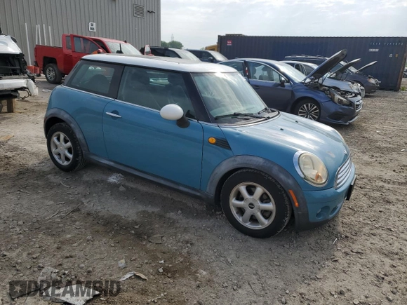 2010 MINI Hardtop z VIN WMWMF3C55ATZ21524, wystawiony jako Copart lot #57141035 z przebiegiem 155 043 mil mil oraz Nie do naprawy • Non repairable. Historia ofert i sprzedaży dostępna na DreamBid. Obrazek 4.