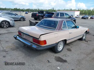 1983 Mercedes-Benz 380 SL z VIN WDBBA45A1DB020815, wystawiony jako IAAI lot #42548157 z przebiegiem 104 615 mil mil oraz . Historia ofert i sprzedaży dostępna na DreamBid. Obrazek 4.